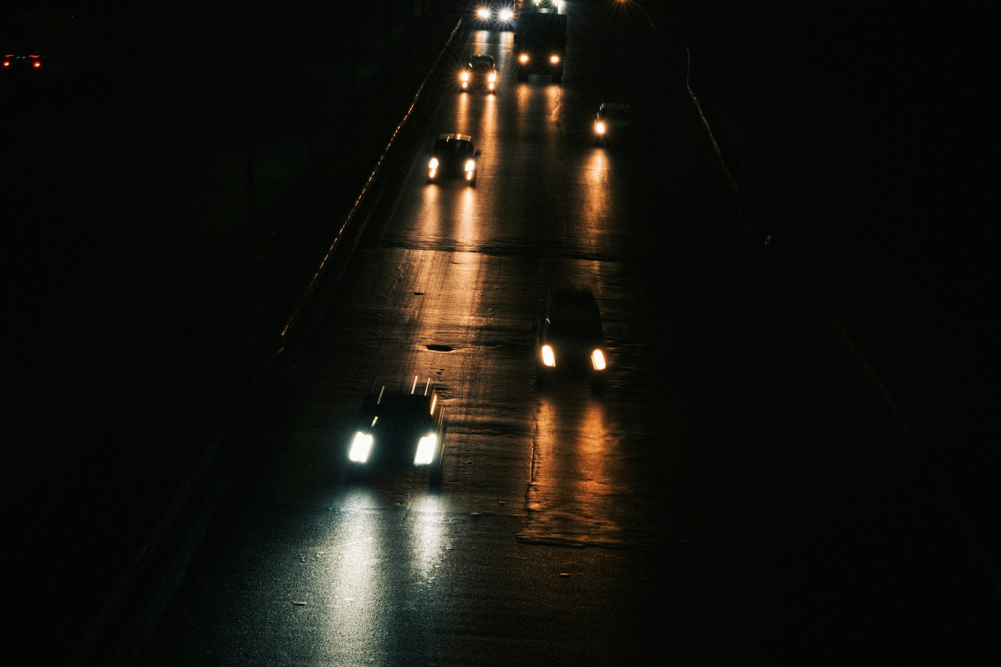 ¿Las luces altas no deben usarse a cuántos pies?