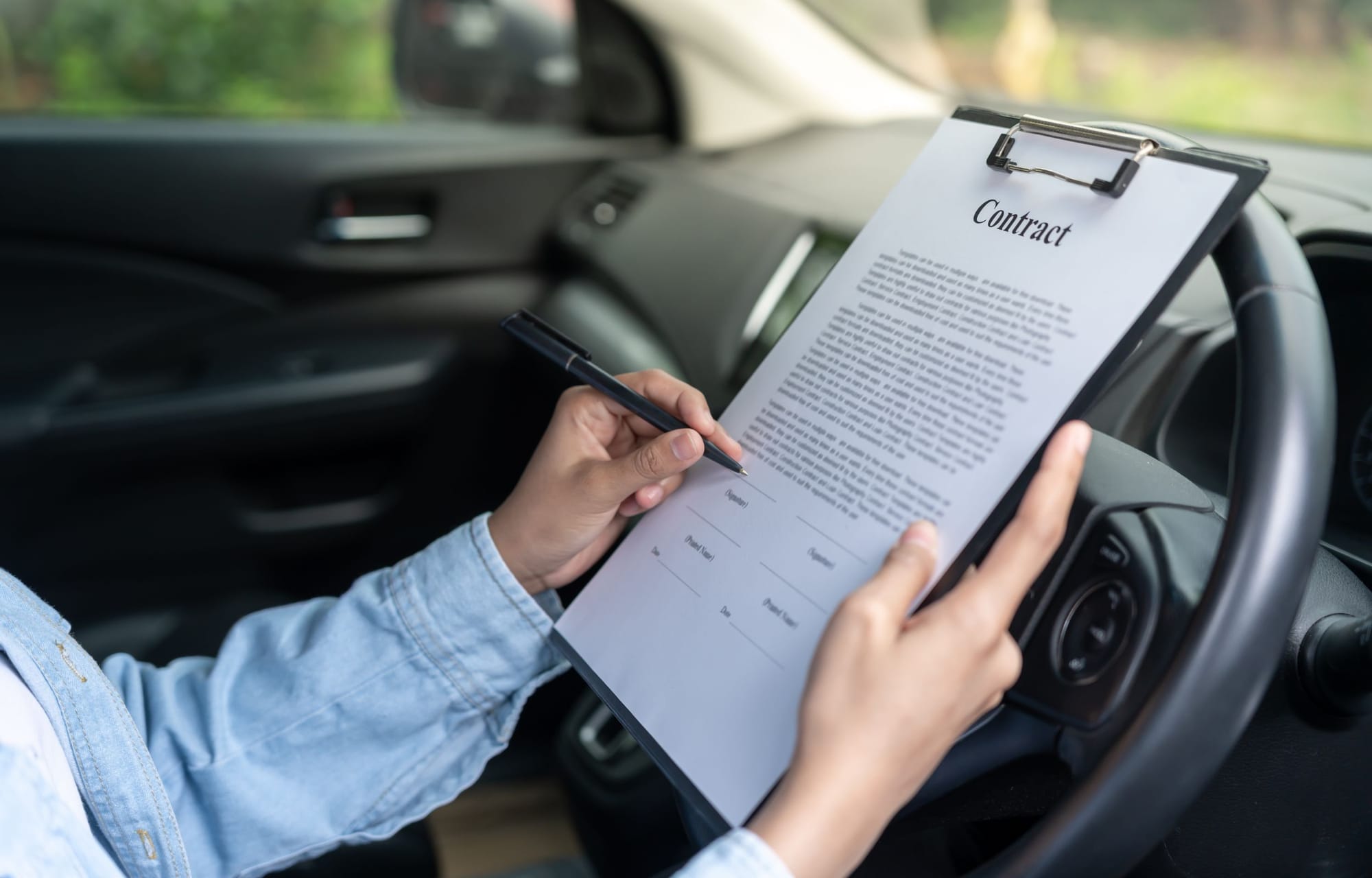 Qué documentos debes llevar siempre en el auto en Estados Unidos (y cuáles NO)