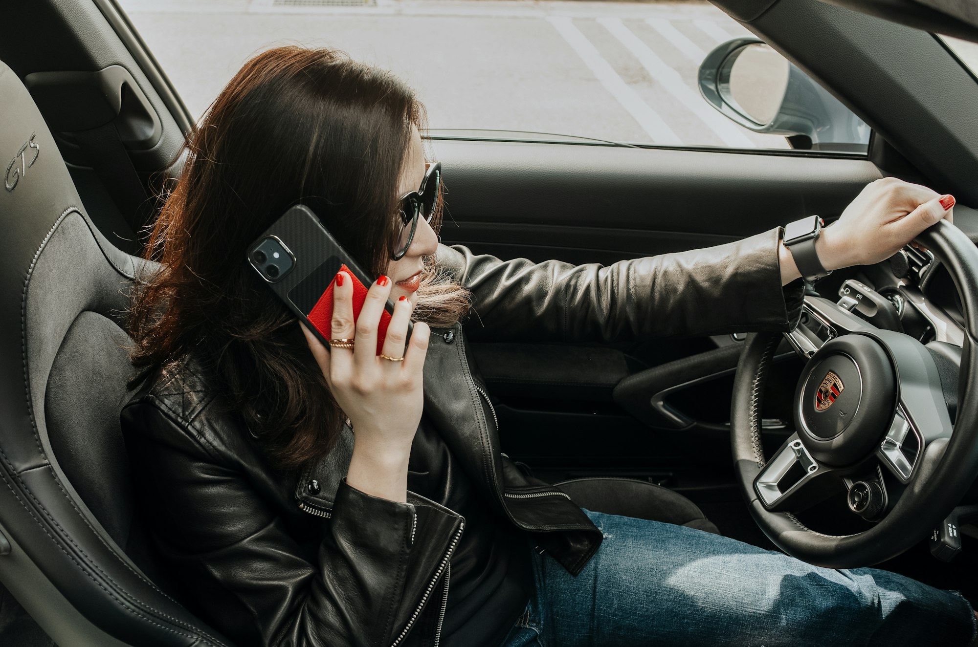 Uso del celular al manejar: riesgos, consecuencias y cómo evitarlos
